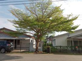 Irfans HomestayDouble storey, hotell sihtkohas Seri Manjung