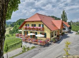 Farm Stay Jarc Vineyard, cabaña o casa de campo en Svečina