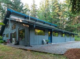 Rhododendron Loft BY Betterstay, cottage in Coupeville