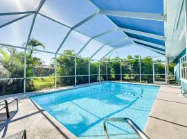 Florida Gulf Coast Getaway Pool and Screened Lanai!, hotelli, jossa on pysäköintimahdollisuus Rotunda-Westissä