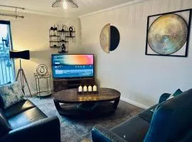 Central Cosy Riverview Apartment 2 bed, 2 bath, Free Parking / WiFi