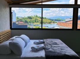 Hotel Stay Guatape a dos cuadras del parque, hôtel à Guatapé