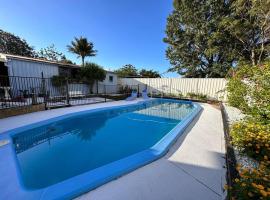 Blue Horizon House with Private Pool. Pet Friendly, hotel in Nowra