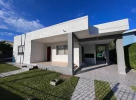 Hermosa y amplia casa con pileta