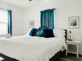 Centrally Located EVV Apartments, hotel v destinaci Evansville