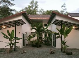 Little Escape Guesthouse Nesat, hotel with parking in Phumĭ Chroŭy Svay