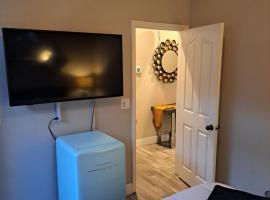 In Law Unit, 2 bedroom Suite, hotel with parking in Roseville