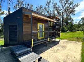 Ocean Breeze Tiny House - Ocean and Lake View, allotjament amb cuina a Mallacoota