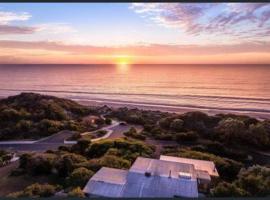 Beachfront Mansion by Peppy Beach Retreats®, hotel v destinaci Capel