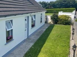 3 bedroom farmhouse in the Lahinch area., hotel in Clarecastle