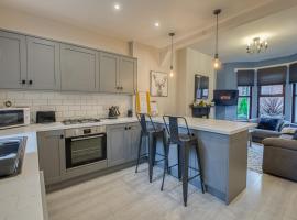 Charming City Home, Beside the Serene Ormeau Park