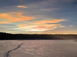 House by the lake in central Jokkmokk, hotel di Jokkmokk