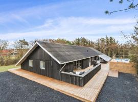 Gorgeous Home In Ringkbing With Kitchen, hotel a Søndervig