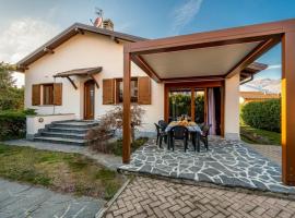 Villa Iris -Pet friendly stay - garden - private parking- Bike friendly holiday house, hotel v destinaci Colico