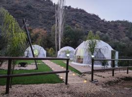 River Glamping Kalopanayiotis, chalet de montaña en Kalopanayiotis