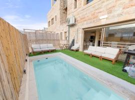 Chateau Gabriel Luxury 6 BR Villa with Heated Pool, feriehus i Bet Shemesh