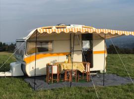 The Mighty Atom - 1976 2 berth Safari Retro Caravan, tented camp en Abergavenny