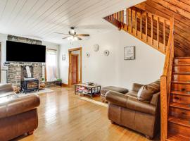 Charming Tannersville Home with Fire Pit and Deck!, hotel din Tannersville