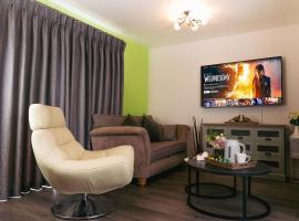 Luxury 4Bed Townhouse - Parking+Wi-Fi+Amenities, hotel in Nuneaton