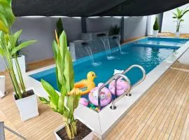 NASUHA HOMESTAY 1 TEMERLOH Semi-D House, 4 Bedroom, 3 Bathroom, 5 Unit Aircond, Free Wifi and Netflix, Near Hospital with Private Pool