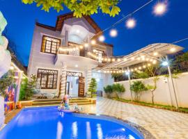 Villa Hồ Bơi Bãi Sau - Free Loa Kéo + Bida - Gần Biển - 10/11B LLQ，位于头顿的带热水浴缸的酒店