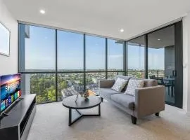 Stunning cityview 1BR Apt, 1 min to train