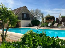 CARIAD LA REBEUSE, hotel with pools in Corgnac-sur-lʼIsle