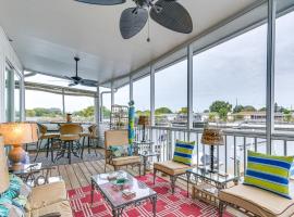 Family-Friendly Holiday Townhome with Boat Dock!, hotel sa Holiday