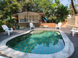 Rooms in Greek Jungle Villa, Thalassa Road, cottage in Siolim