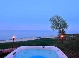 Lake Michigan Cabin w/Hot Tub & Stunning Views, villa i Manistique