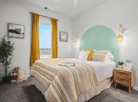 NEW Shoreline 401 2BR Condo Near Downtown and Bay