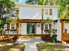 Beautiful farmhouse in Fernandina Beach, hotel en Fernandina Beach