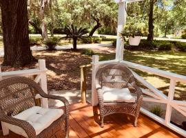 Adorable French Cottage style - 1 bedroom., hotel in Fernandina Beach