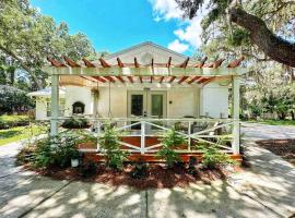 Adorable French Cottage style - 1 bedroom., hotel em Fernandina Beach