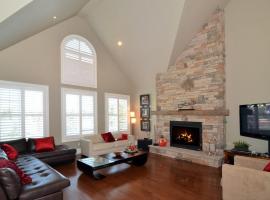 Beautiful ski chalet in the blue mountains with gas fireplace and community pool, hotel in Collingwood