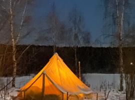 Winter Glamping Tent Hovfjallet Vitsand, prabangi stovyklavietė mieste Torsbis