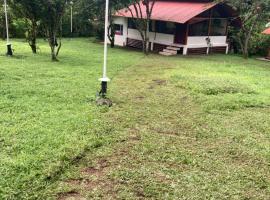 Hospedaje en mindo paraíso de las aves, hótel í Mindo