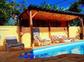 3 bedrooms villa with shared pool furnished terrace and wifi at Pointe aux Piments, cabaña en Pointe aux Piments