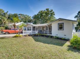 Vintage Mount Dora Cottage with Screened Porch!, familjehotell i Mount Dora