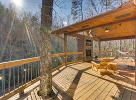 Gorgeous Murphy Cabin with Large Deck 2 Mi to Dtwn!, hotel in Murphy
