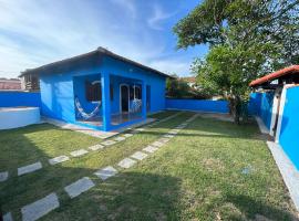 Casa na esquina da praia com quintal, παραθεριστική κατοικία σε Saquarema
