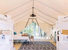 Luxury Spacious Glamping with Lake View, luxury tent in Delta