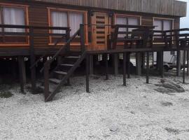 CABAÑA LA CASONA, salón, comedor y cocina amplia, con vista a la playa y las 3 islas, con baño en la habitación más uno adicional, отель в городе Пунта-де-Чорос