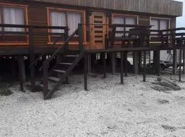 CABAÑA LA CASONA, salón, comedor y cocina amplia, con baño en la habitación y uno adicional, se alcanzan a ver las islas y el mar