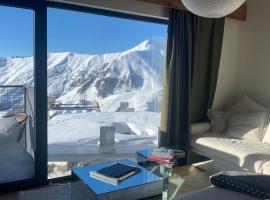 Mariam's Stunning and Sunny Apt, ski resort in Gudauri