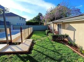 New and Cozy 2 Bedrooms Granny Flat with Aircon & Pool, hotel di Baulkham Hills