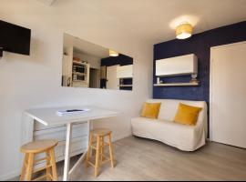 Studio cabine Les Rives de la Favière piscine et tennis les pieds dans l'eau, Hotel in Bormes-les-Mimosas