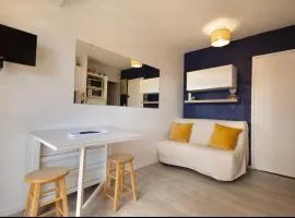 Studio cabine Les Rives de la Favière piscine et tennis les pieds dans l'eau