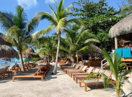Coral Views Resort - Villa uMaMi, βίλα σε French Harbor