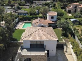 La madrague-Villa/Piscine vue Mer/Clim/Wifi, ξενοδοχείο σε Ιέρ